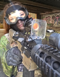 Enola Enola est une membre de la DTG Airsoft