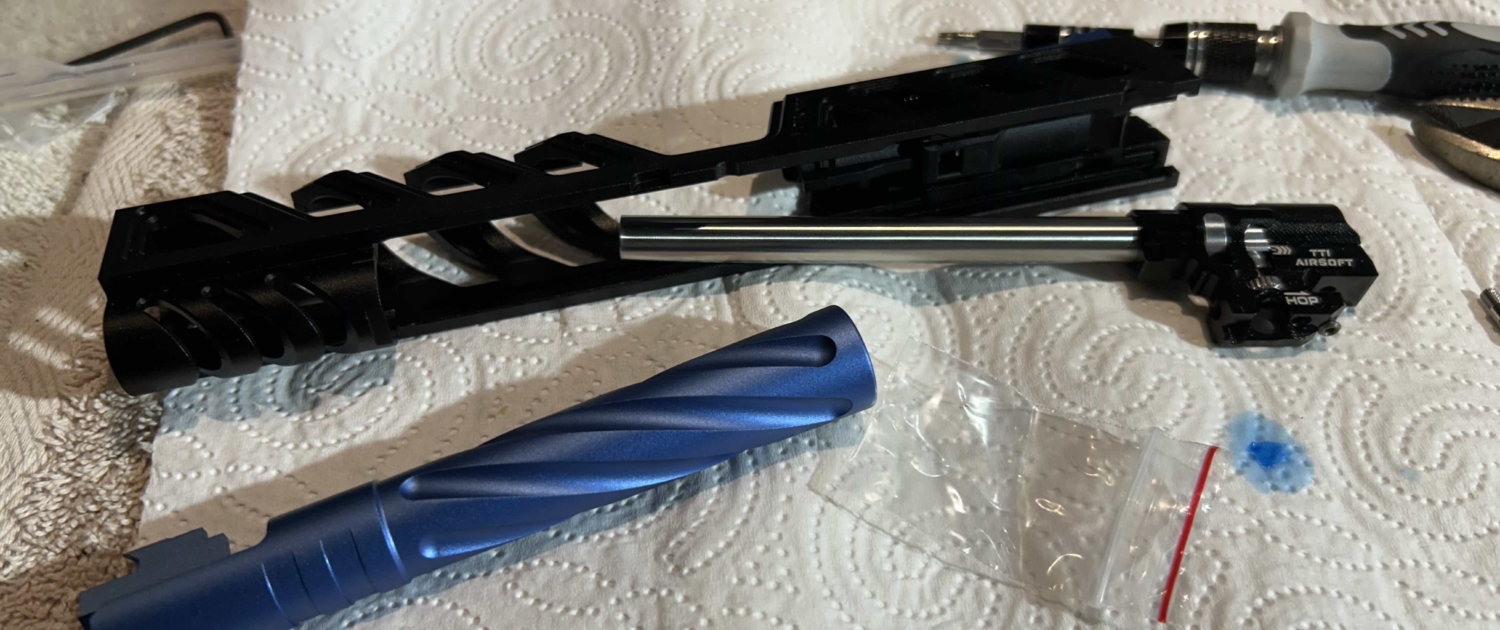 Montage de répliques sur mesure par un expert de la DTG