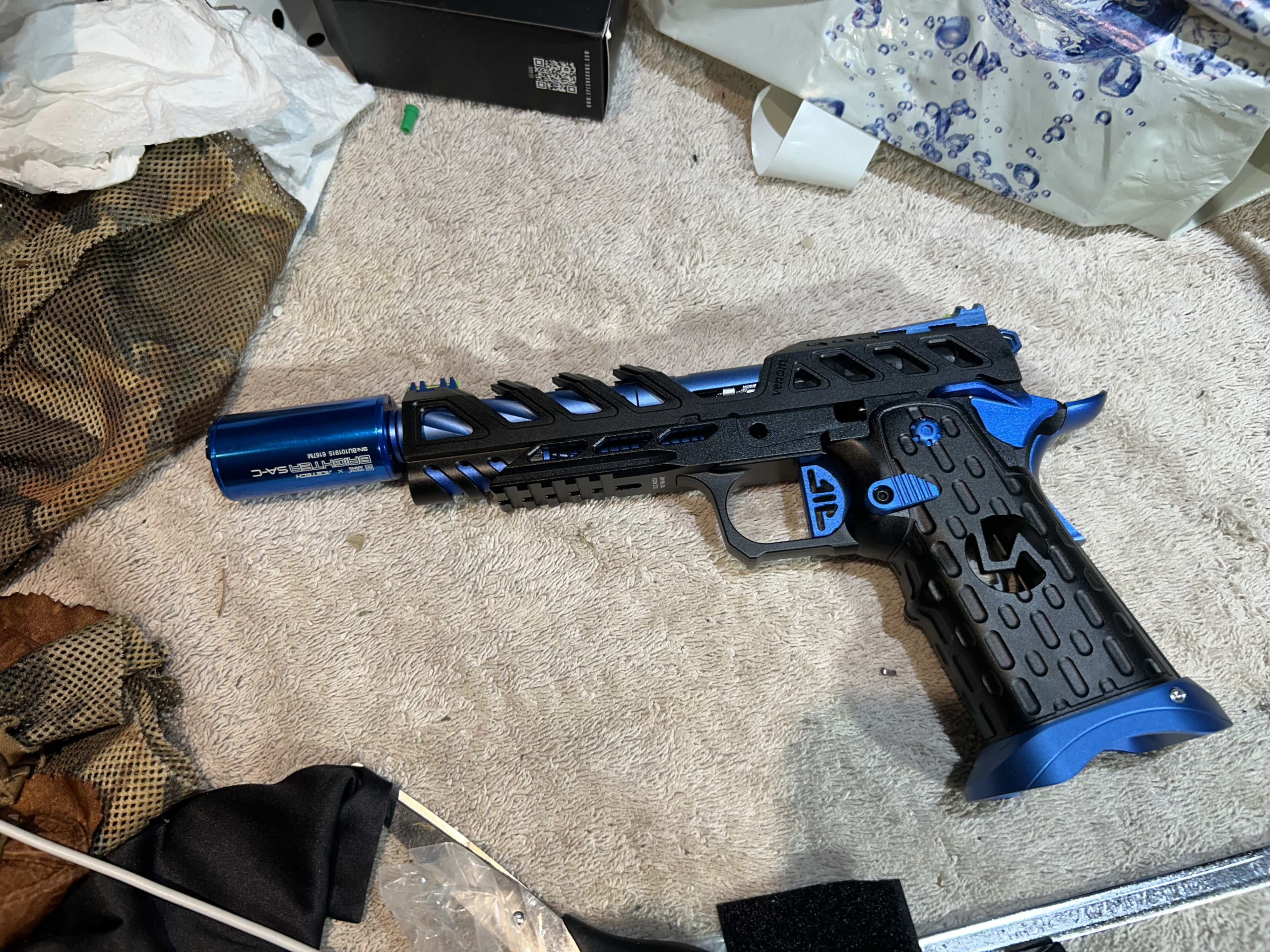 Montage de répliques sur mesure par un expert de la DTG Montage de répliques sur mesure par un expert de la DTG