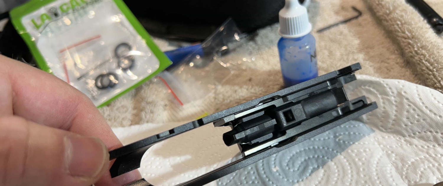 Montage de répliques sur mesure par un expert de la DTG